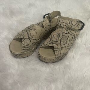 Amuse Society Matisse Runaway Snake Platform Sandal size 9